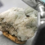 　北京の博物館で展示されたレアアースを含んだ鉱石（共同）