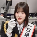 　警視庁の一日通信指令本部長に任命され、１１０番受理などを模擬体験する本田紗来さん＝１０日午前、警視庁本部