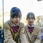 　「１・１７希望の灯り」の分灯が始まり、ろうそくに火を移す中学生＝１０日午後、神戸市中央区の東遊園地