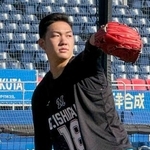 　ロッテの新人合同練習でキャッチボールするドラフト１位の石垣元気＝ＺＯＺＯマリン