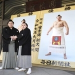 　優勝額贈呈式で写真に納まる大の里（左）と安青錦＝１０日、東京・両国国技館