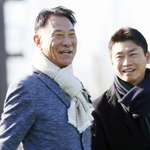 　ヤクルトの新人合同練習を見守る池山監督。右は青木ＧＭ＝戸田