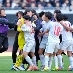 　ＰＫ戦の末、尚志に勝利し喜ぶ神村学園の選手たち＝ＭＵＦＧ国立