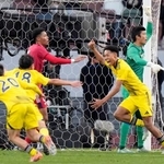 　鹿島学園-流通経大柏　後半、決勝ゴールを決め駆け出す鹿島学園・ワーズィー（右手前）＝ＭＵＦＧ国立