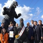 　神奈川県警横須賀南署の一日署長に委嘱された「ゴジラ」とイベント出席者ら＝１０日午後、神奈川県横須賀市