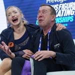 　女子フリーの得点を確認し、感極まるアンバー・グレン（左）＝セントルイス（ＡＰ＝共同）