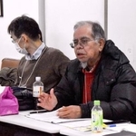 　日本考古学協会と日本文化人類学会と、アイヌ民族の遺骨返還について意見交換する木村二三夫さん（右）＝１０日午後、札幌市