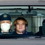 　送検のため福岡・中央署を出る山口直也容疑者（中央）＝６日