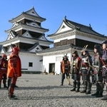 　愛媛県大洲市の大洲城で行われた２０歳を祝う城主体験＝１０日午後