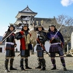　愛媛県大洲市の大洲城で城主体験をする２０歳の男性ら＝１０日午後