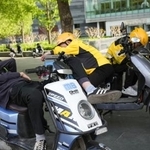 　バイクで仮眠する配達員ら＝２０２５年４月、北京（共同）