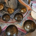 　お香の香りが漂う北京のリラクセーション店で使われる楽器＝２０２５年１２月（共同）