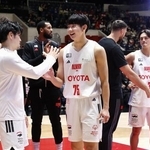 　三遠に競り勝って決勝進出を決め、タッチを交わすＡ東京の小酒部（中央）ら＝国立代々木競技場