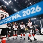 　ミラノ・コルティナ冬季五輪で新設されたアイスホッケー会場でテスト大会に臨む選手たち＝ミラノ（共同）