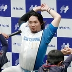 　野球教室でストレッチを実演する日本ハム・伊藤＝１０日、札幌市