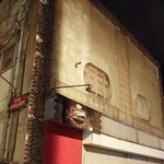 　女性の遺体が見つかった飲食店が入る建物＝１０日夜、北海道日高町