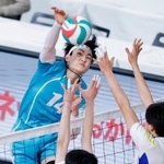 　駿台学園-清風　第４セット、スパイクを放つ清風・西村＝東京体育館
