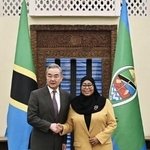 　握手する中国の王毅外相（左）とタンザニアのサミア大統領＝１０日、ダルエスサラーム（中国外務省のホームページから、共同）