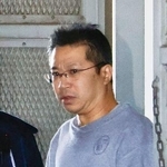 　送検のため埼玉県警川越署を出る山口新容疑者＝１０日午前９時４分