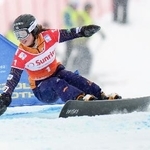 　女子パラレル大回転準々決勝　滑走する三木つばき＝シュクオル（共同）