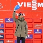 　ノルディックスキー複合のＷ杯最多出場記録を達成して表彰され、歓声に応える渡部暁斗＝１０日、エストニアのオテパー（共同）