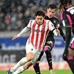 　ハンブルガーＳＶ戦で競り合うフライブルクの鈴木唯＝フライブルク（共同）