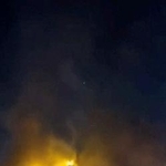 　イラン・テヘランでデモ参加者が集まるモスクから上がる煙。９日に公開された（ソーシャルメディアの動画から、ロイター＝共同）