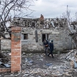 　１０日、ロシアの攻撃で破壊された住宅を調べる住民ら＝ウクライナ・ドネツク州（ゲッティ＝共同）