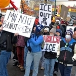 　女性が移民当局職員に撃たれて死亡した事件に抗議する地元住民ら＝１０日、米ミネアポリス（共同）
