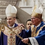 　米ニューヨークでミサに参加するヒックス司教（左）とドラン大司教＝２０２５年１２月１８日（ロイター＝共同）