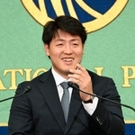 　記者会見を前に笑顔を見せる、米大リーグ、ブルージェイズに移籍した岡本和真内野手＝１１日、東京・内幸町の日本記者クラブ