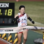 　１位でゴールする大阪のアンカー逸見亜優。３大会ぶり５度目の優勝を果たした＝たけびしスタジアム京都