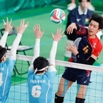 　清風-東山　第２セット、スパイクを決める東山・岩田＝東京体育館