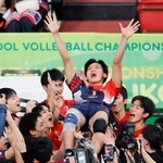 　清風を破り優勝を果たし、チームメートに胴上げされる東山の主将・中西＝東京体育館