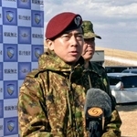 　陸上自衛隊第１空挺団の訓練を視察後、記者団の取材に応じる小泉防衛相＝１１日午後、千葉県の陸上自衛隊習志野演習場