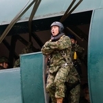 　パラシュート降下の基本的な訓練を体験する小泉防衛相＝１１日、千葉県の陸上自衛隊習志野駐屯地（ロイター＝共同）