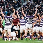 　ラグビーの第６２回全国大学選手権決勝で早稲田大に２２-１０で勝ち、喜ぶ明治大フィフティーン。７大会ぶり１４度目の大学日本一に輝いた＝１１日、東京・ＭＵＦＧスタジアム（国立競技場）