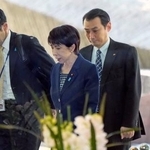 　９日、首相官邸に入る高市首相（中央）