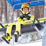 　ＳＴＶ杯の１回目の飛躍が強風で中断し、両手でバツ印をしながらリフトで降りてくる葛西紀明。その後、中止が決まった＝大倉山