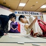 　クイーン位決定戦で西牧美渚さん（左）を破った矢島聖蘭さん＝１１日午前、大津市の近江神宮