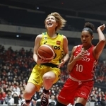 　デンソー-ＥＮＥＯＳ　第１クオーター、攻め込むＥＮＥＯＳ・宮崎（左）＝国立代々木競技場