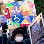 　埼玉県川口市で行われた差別や排外主義に反対するデモに参加した人＝１１日午後