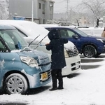 　積雪した石川県輪島市内の駐車場＝１１日午後