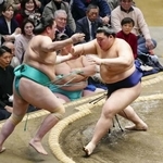 　大の里（右）が押し出しで一山本を下す＝両国国技館