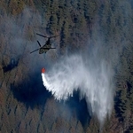 　延焼が続く山梨県上野原市の扇山で、消火活動を行う陸上自衛隊のヘリコプター＝１１日午前１０時２２分（共同通信社ヘリから）