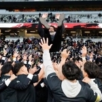 　７大会ぶり１４度目の優勝を果たし、胴上げされる明大・神鳥監督＝ＭＵＦＧ国立