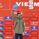 　ノルディックスキー複合のＷ杯最多出場記録を達成して表彰され、歓声に応える渡部暁斗＝１０日、エストニアのオテパー（共同）