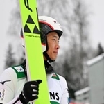 　Ｗ杯複合男子個人第９戦の前半飛躍で首位に立った山本涼太＝オテパー（共同）