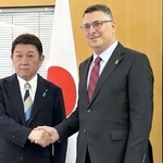 　イスラエルのサール外相（右）と握手する茂木外相＝１１日、エルサレム（共同）