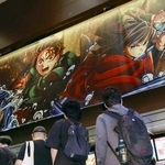 　映画「劇場版『鬼滅の刃』無限城編　第一章　猗窩座再来」を見に訪れた人たち＝昨年７月、東京都千代田区の「ＴＯＨＯシネマズ日比谷」